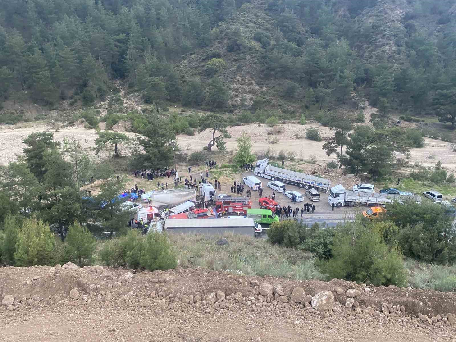 antalya-isparta-karayolunda-iscileri-tasiyan-minibus-ile-beton-mikseri-carpisti-7-olu-7-yarali