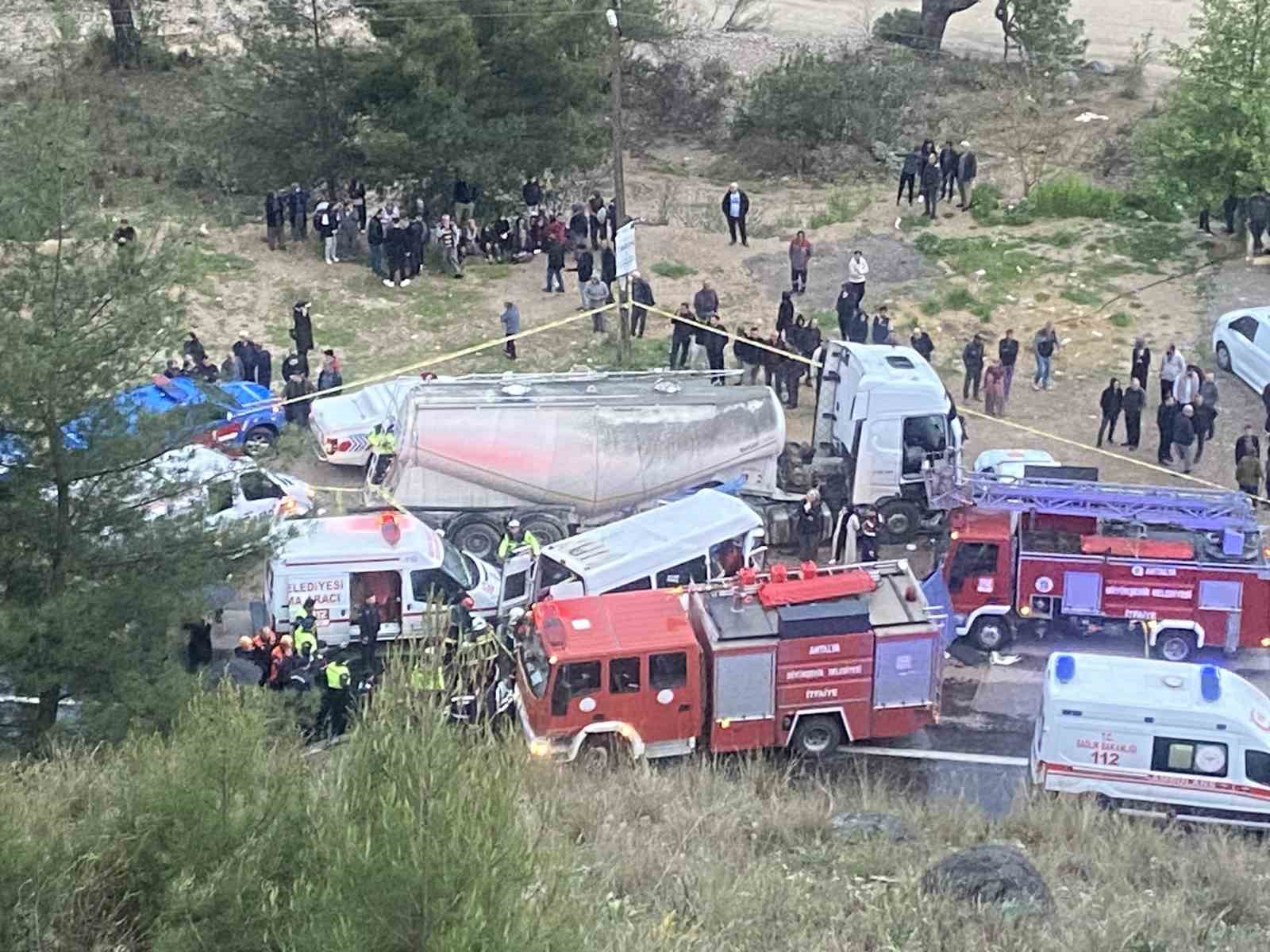 antalya-isparta-karayolunda-iscileri-tasiyan-minibus-ile-beton-mikseri-carpisti-7-olu-7-yarali
