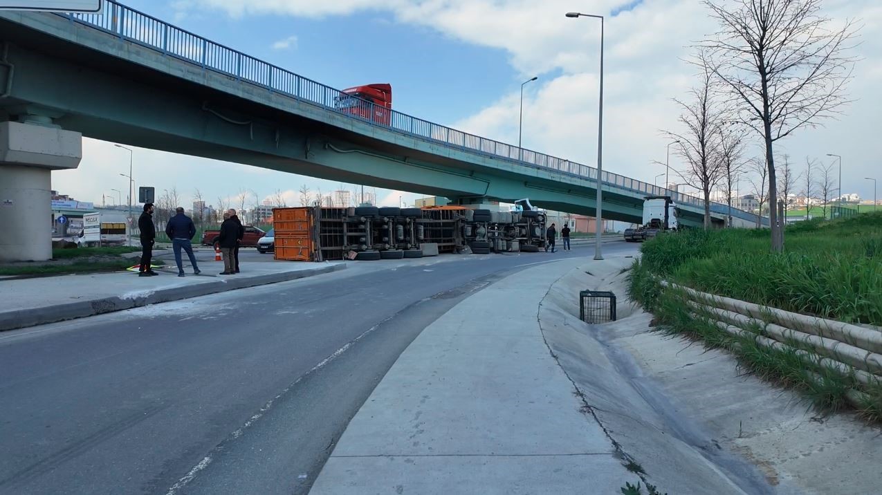 beylikduzunde-viraji-alamayan-tir-devrildi