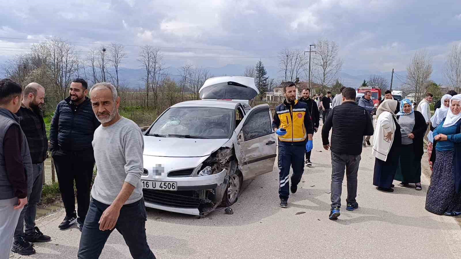 bursada-3-arac-birbirine-girdi-1i-dereye-uctu-4-yarali