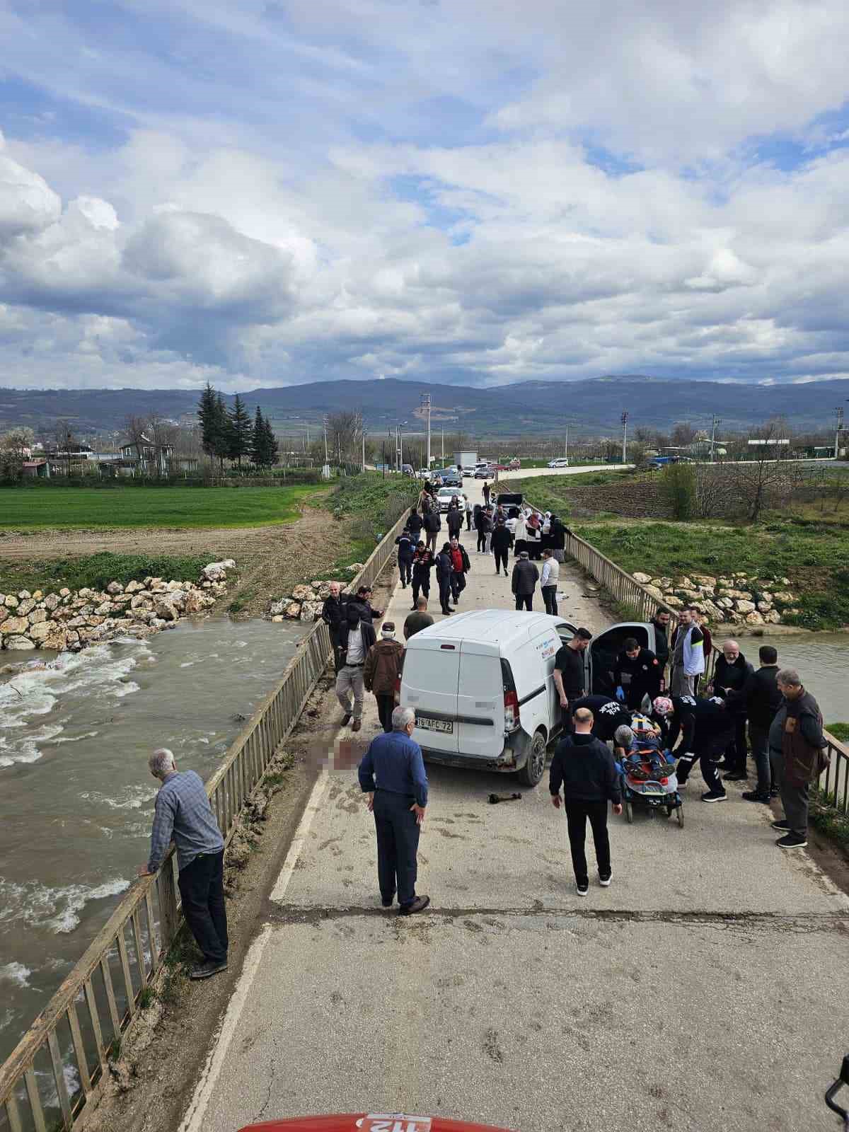 bursada-3-arac-birbirine-girdi-1i-dereye-uctu-4-yarali