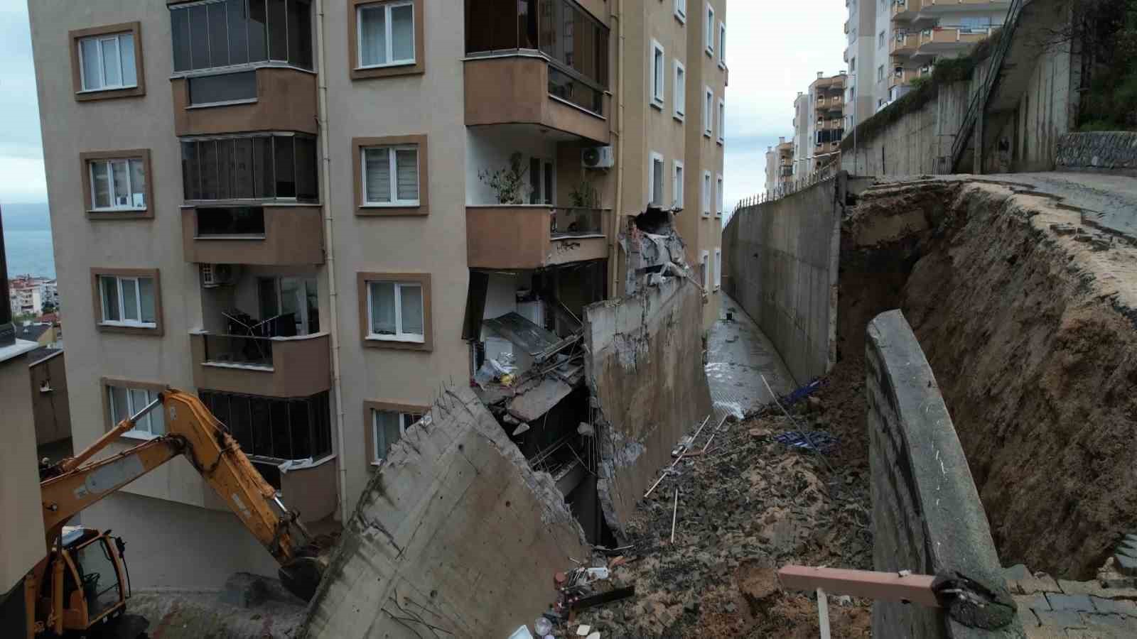 bursada-korkutan-gocuk-havadan-goruntulendibalkonlar-yikildi-araclar-enkaz-altinda