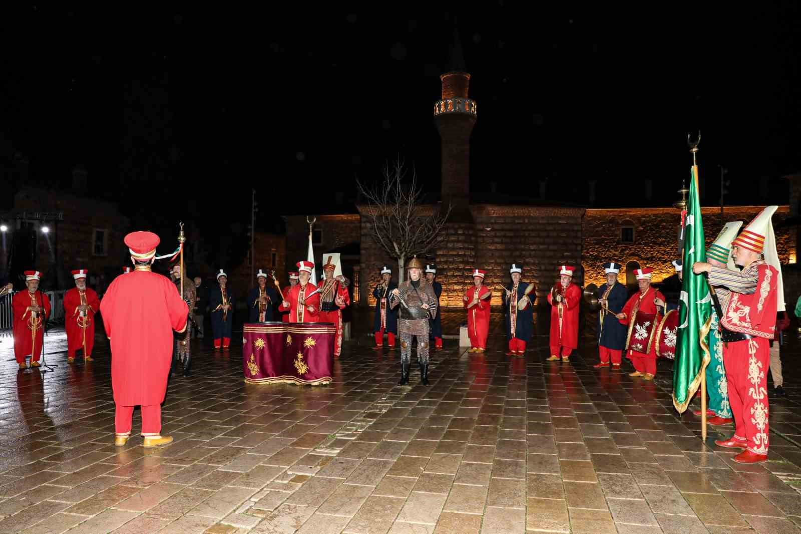 bursanin-700-yillik-destani-isik-gosterisiyle-anlatildi