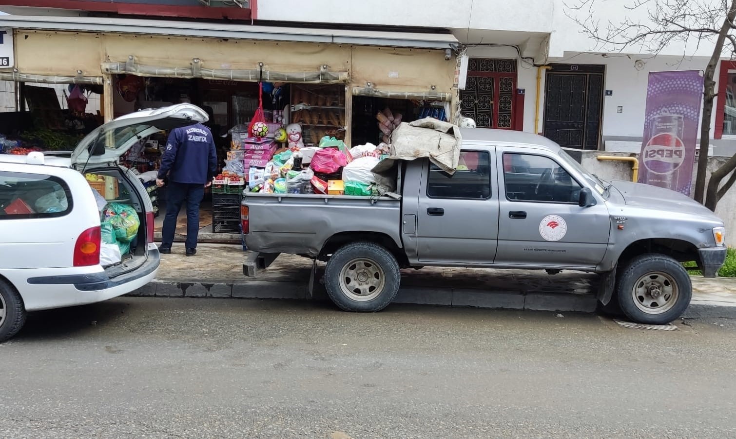 cimer-sikayeti-sonrasi-zabita-baskini-markette-4-kamyonet-dolusu-urune-el-konuldu