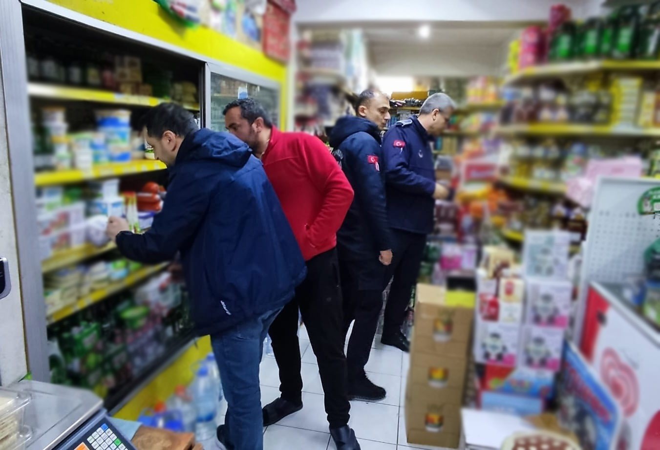 cimer-sikayeti-sonrasi-zabita-baskini-markette-4-kamyonet-dolusu-urune-el-konuldu