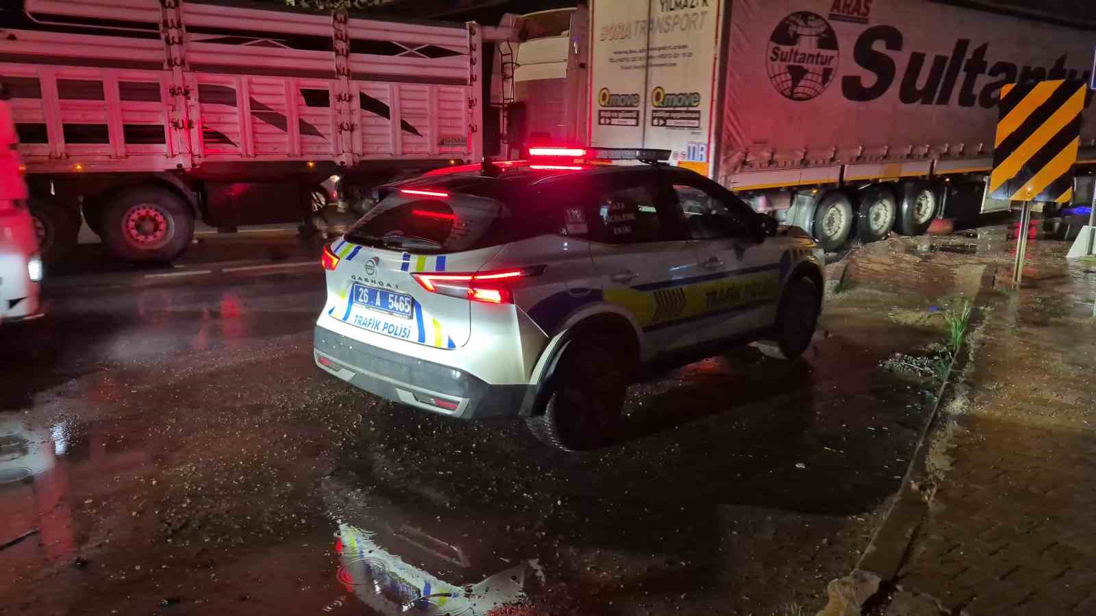 eskisehirde-zincirleme-trafik-kazasi-4-yarali