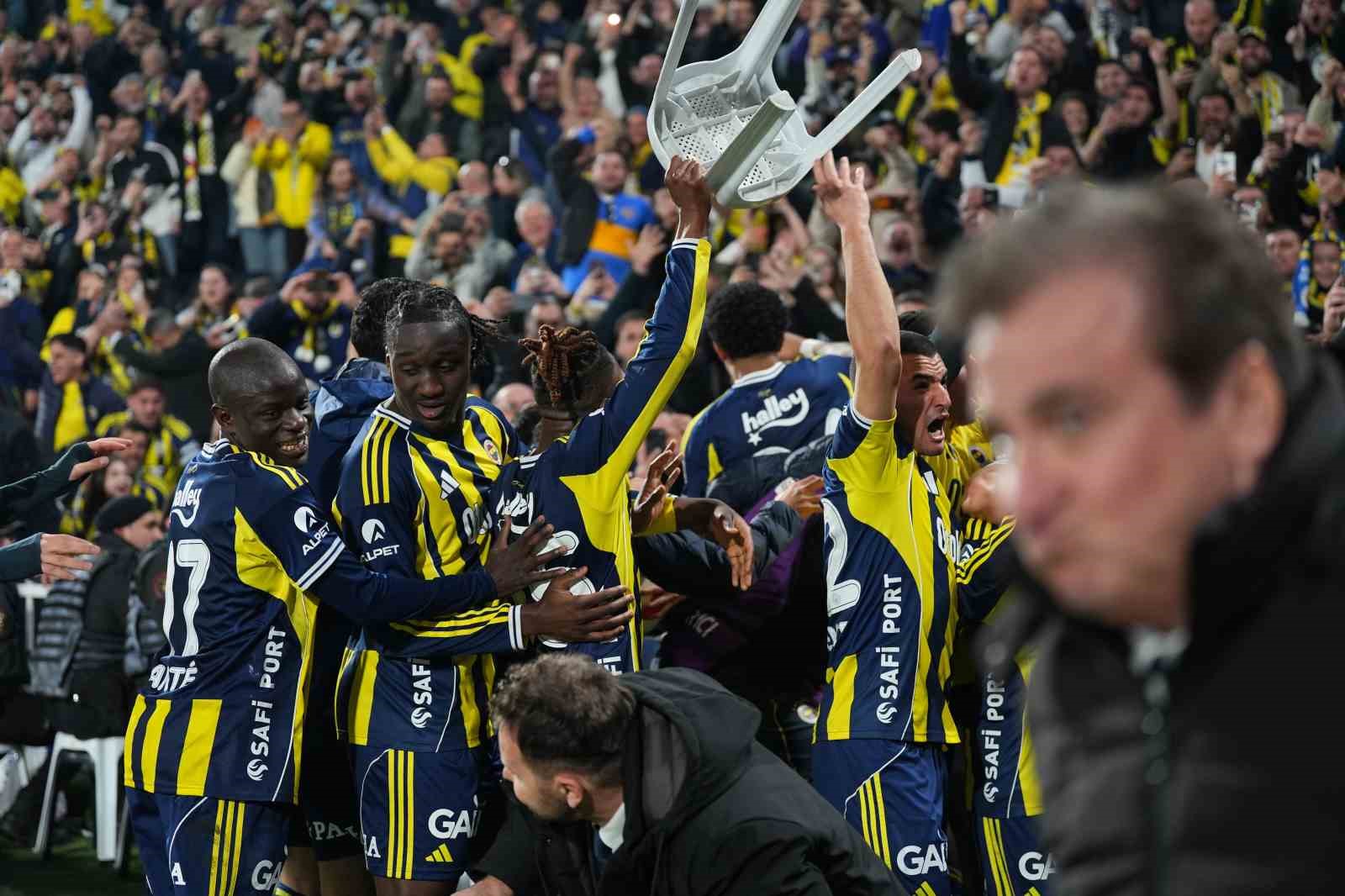 fenerbahceli-futbolculardan-derbi-galibiyeti-coskusu