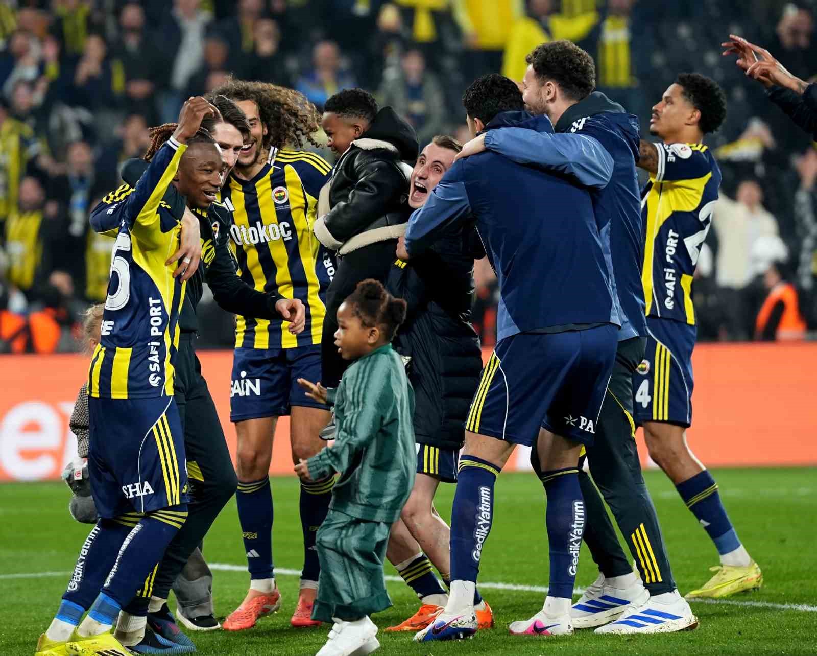 fenerbahceli-futbolculardan-derbi-galibiyeti-coskusu