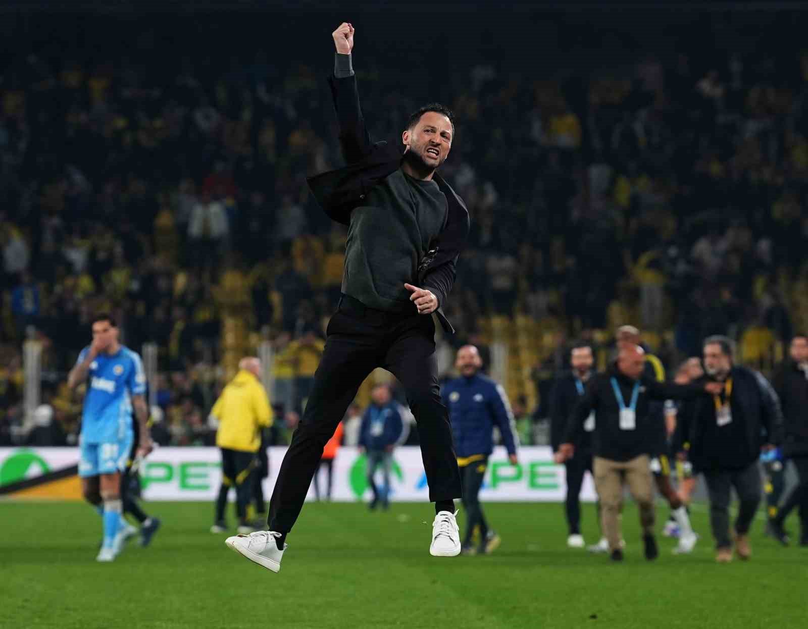 fenerbahceli-futbolculardan-derbi-galibiyeti-coskusu