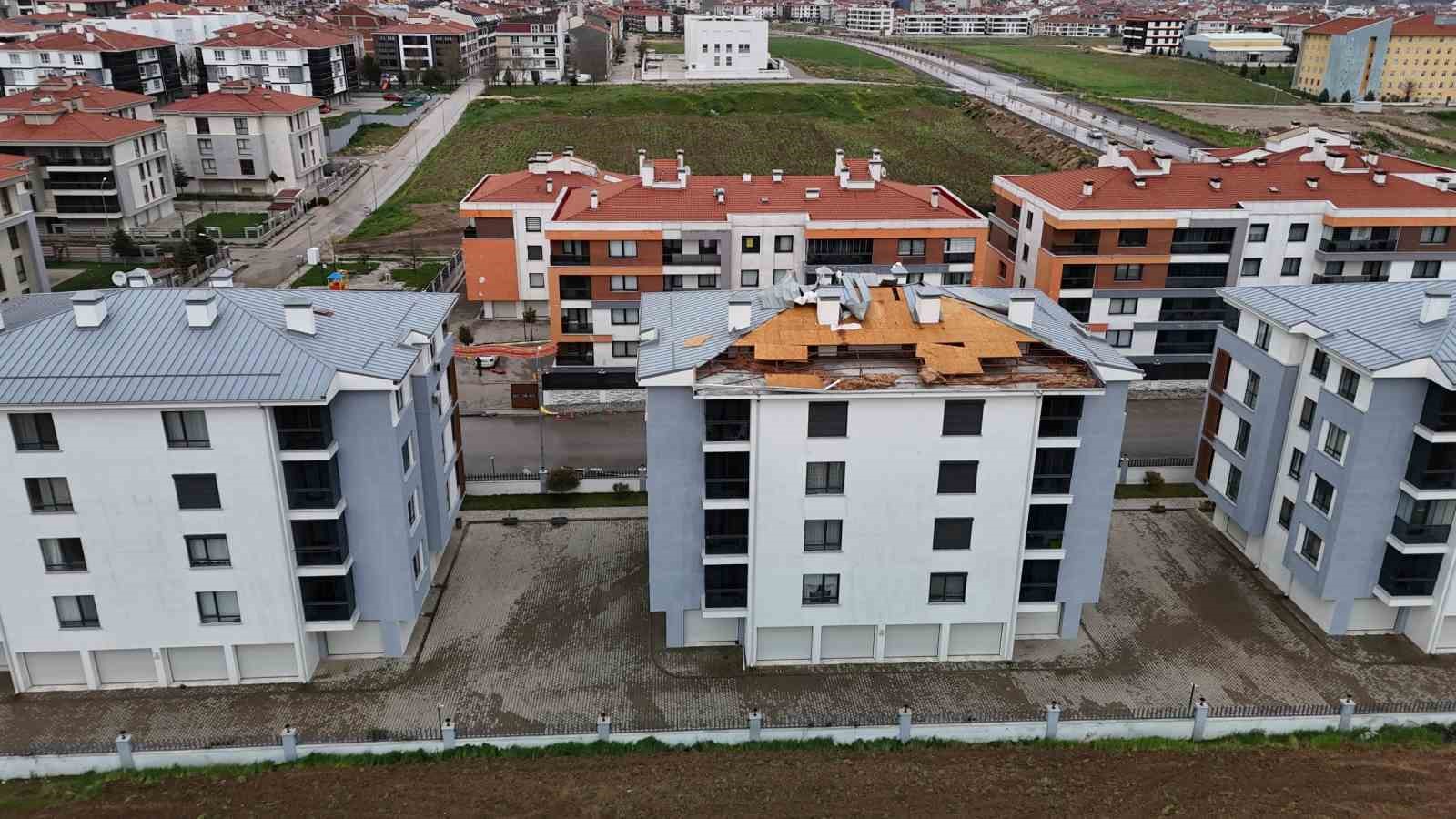 firtina-binanin-catisini-ucurdu-faciadan-donuldu