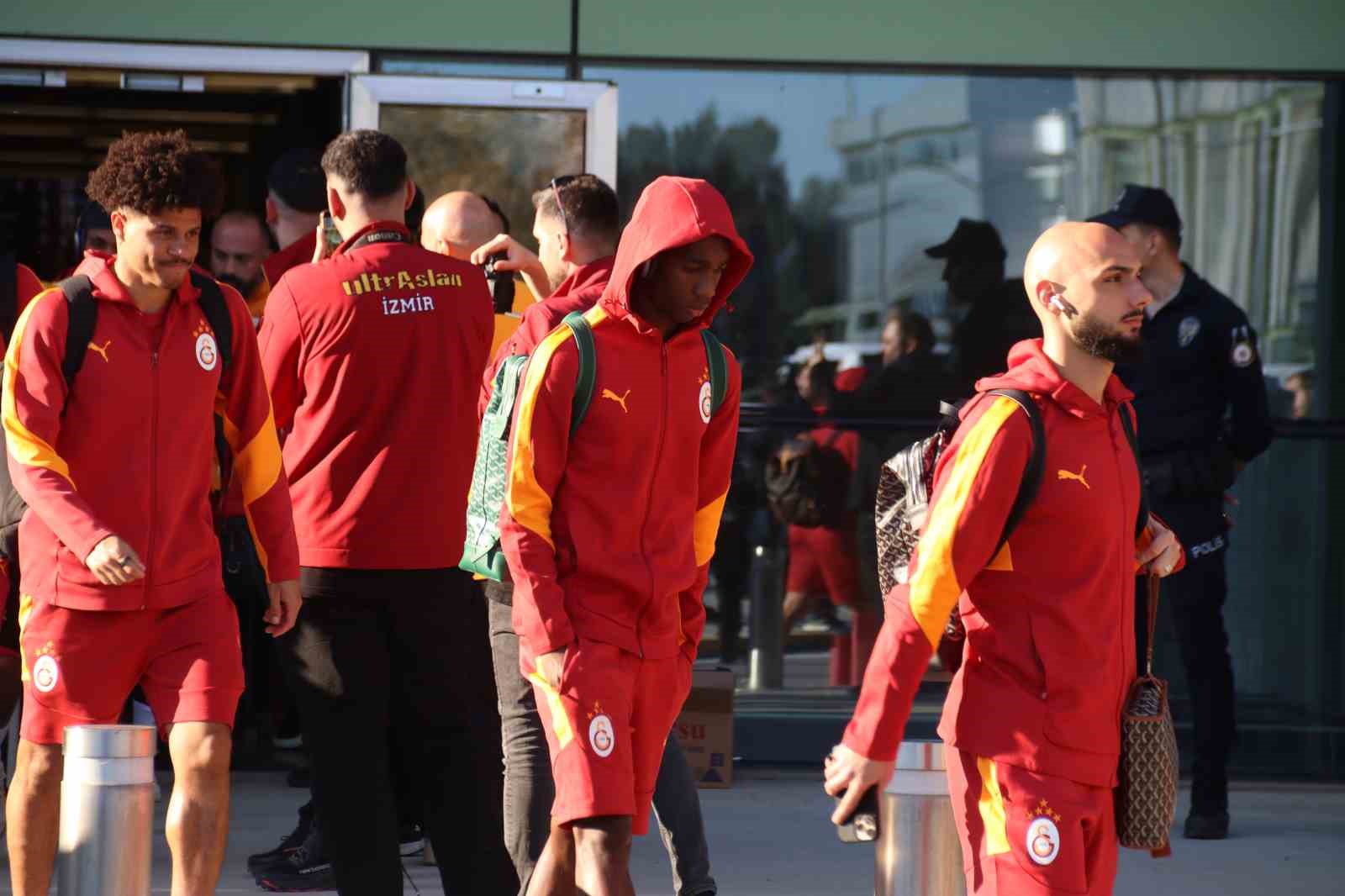 galatasaray-kafilesi-izmirde