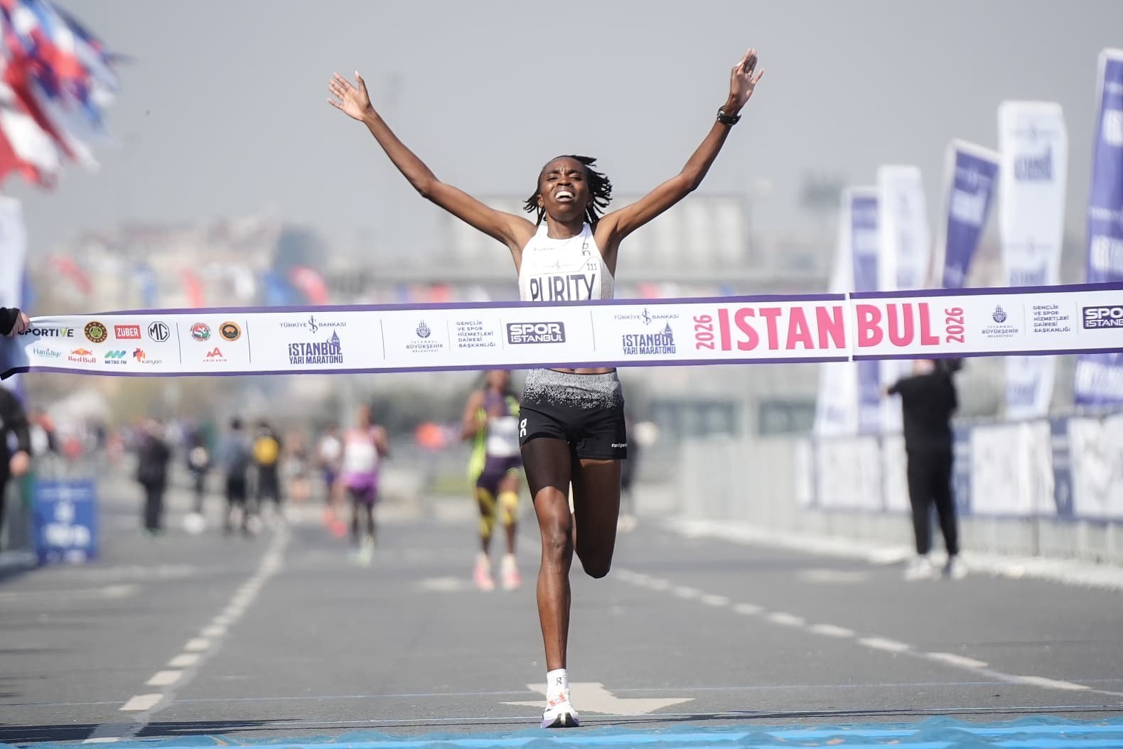 istanbul-yari-maratonunu-erkeklerde-alex-matata-kadinlarda-purity-gitonga-kazandi
