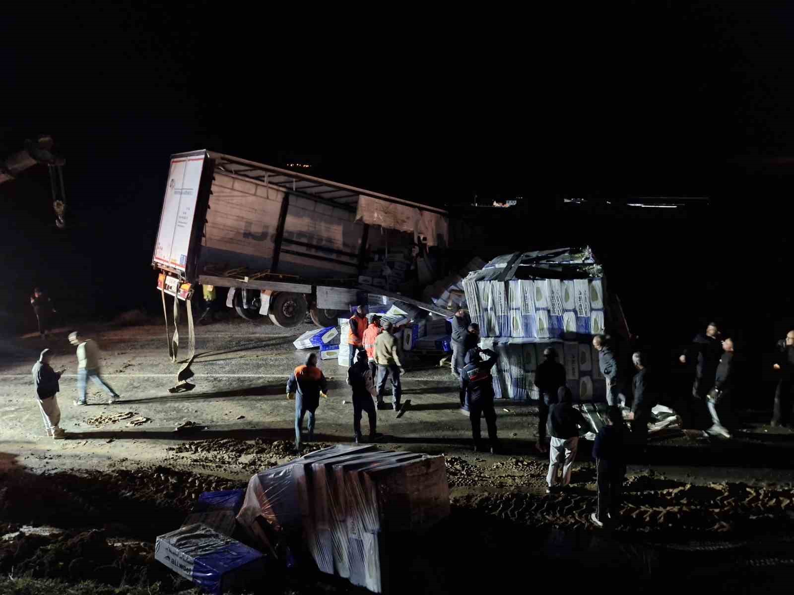 kayan-tir-devrildi-ankara-tokat-karayolu-saatlerce-ulasima-kapandi