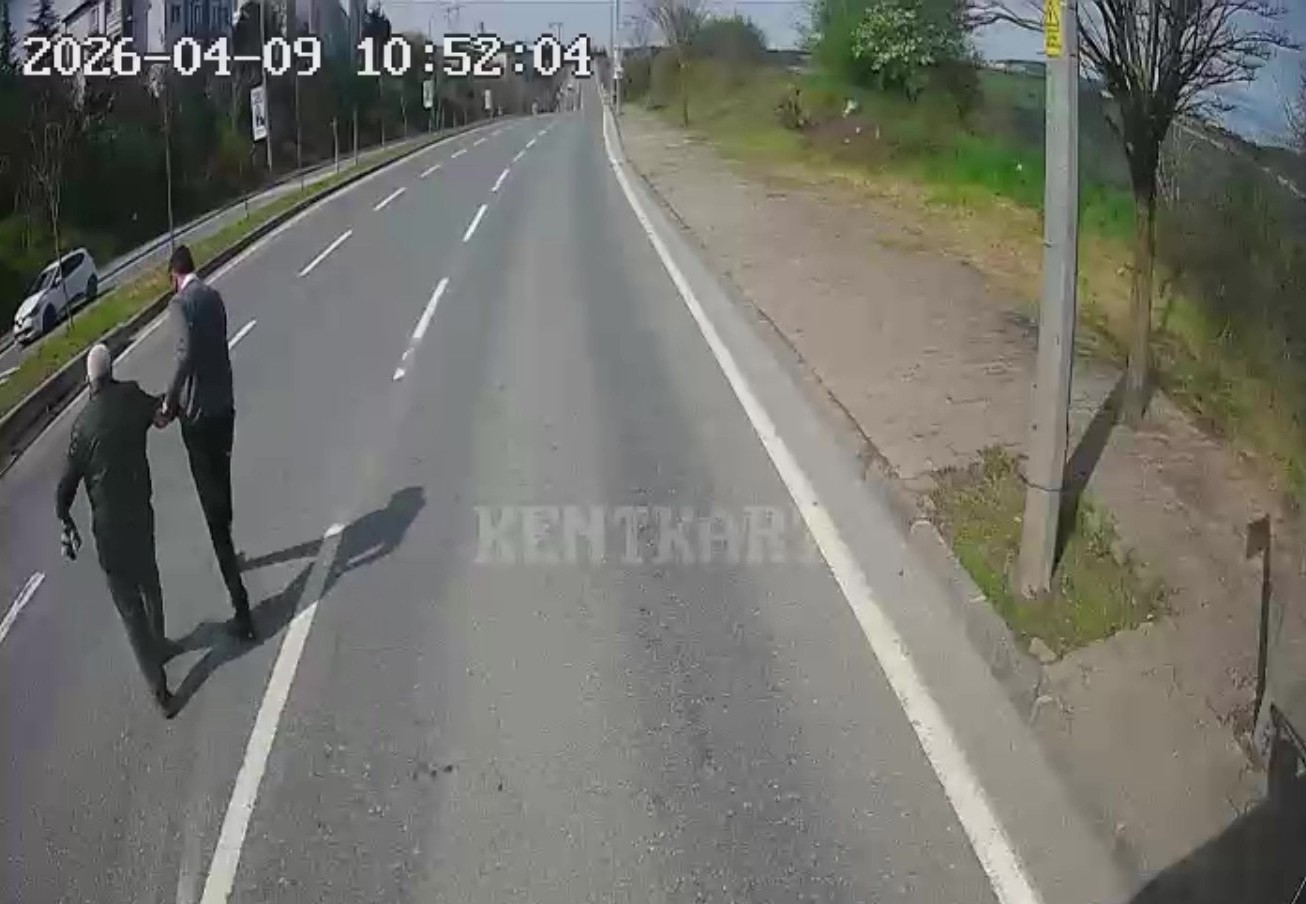 kocaelinde-otobus-soforunun-ornek-davranisi-kamerada