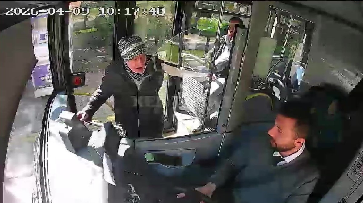 kocaelinde-otobus-soforunun-ornek-davranisi-kamerada