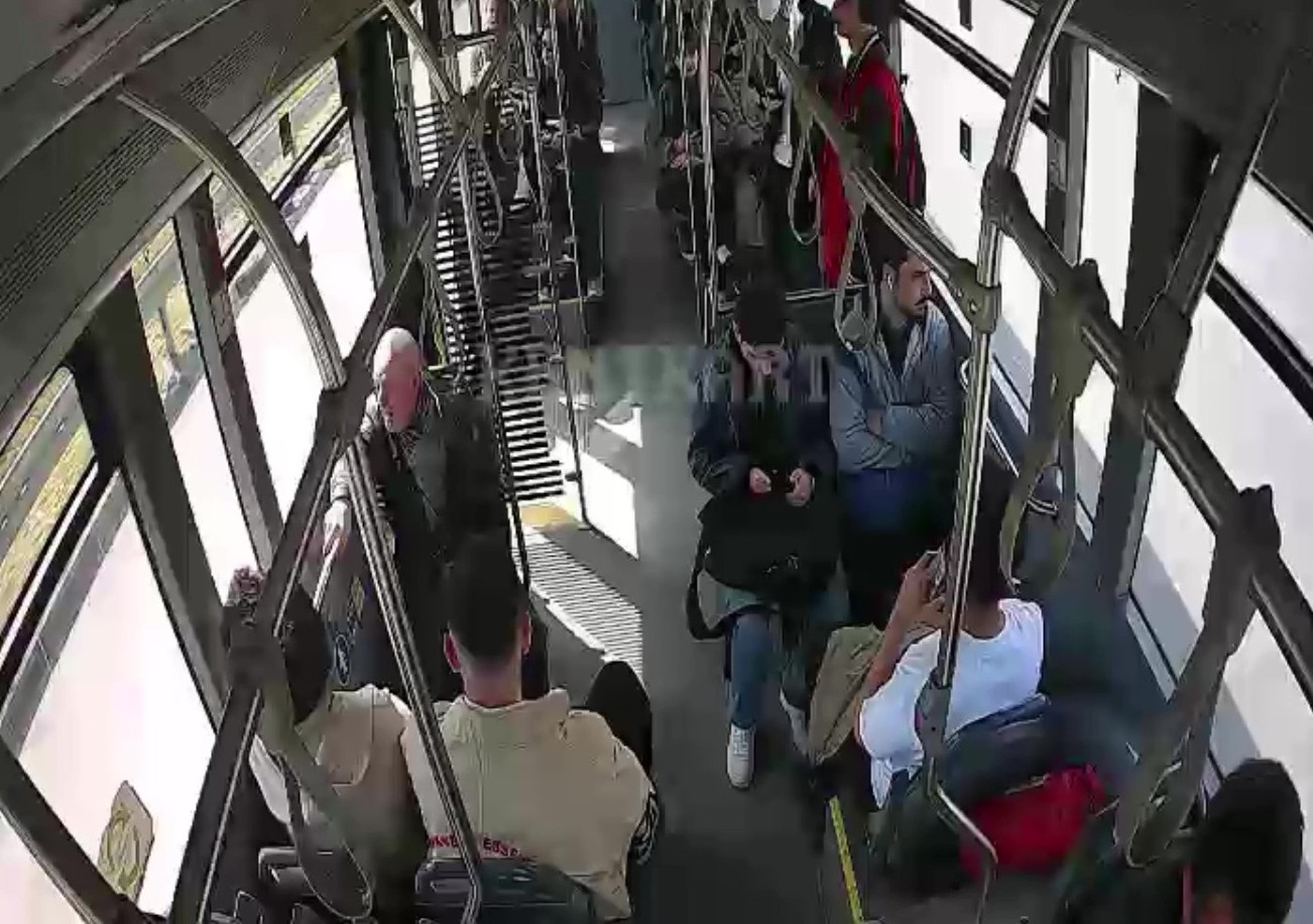 kocaelinde-otobus-soforunun-ornek-davranisi-kamerada