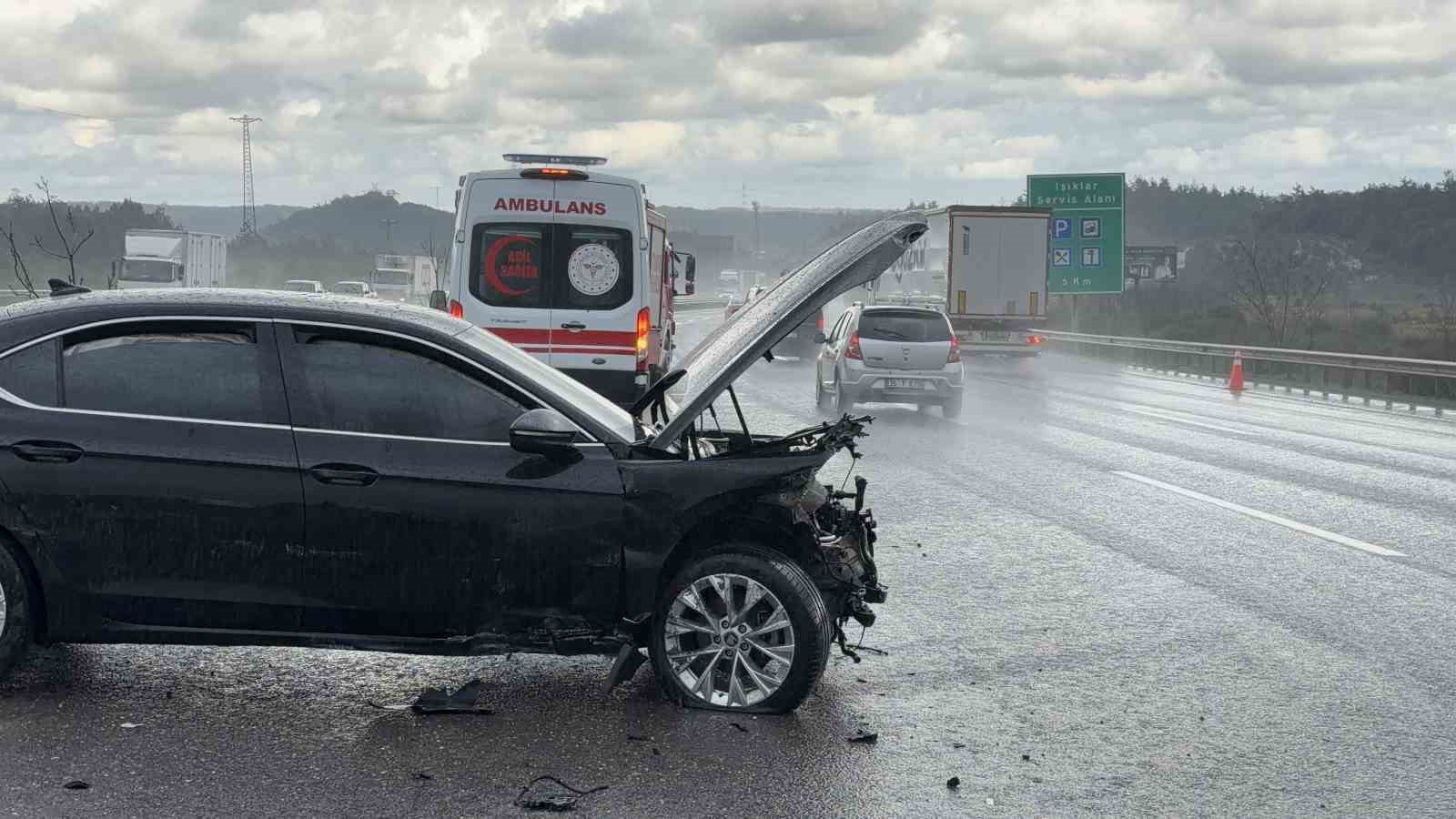 kuzey-marmara-otoyolunda-yagis-kazayi-beraberinde-getirdi-3-arac-birbirine-girdi