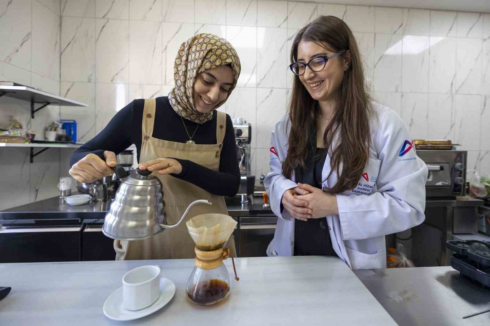 mersin-buyuksehir-belediyesinden-ucretsiz-barista-egitimi-yogun-ilgi-goruyor