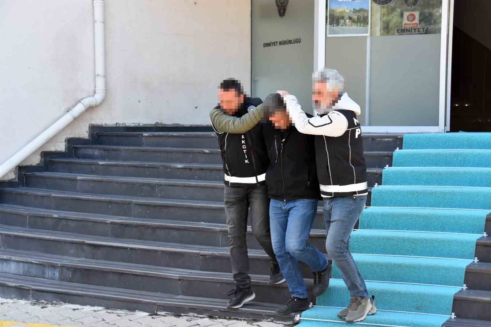 midelerinde-uyusturucu-sevkiyati-yapan-2-torbaci-tutuklandi