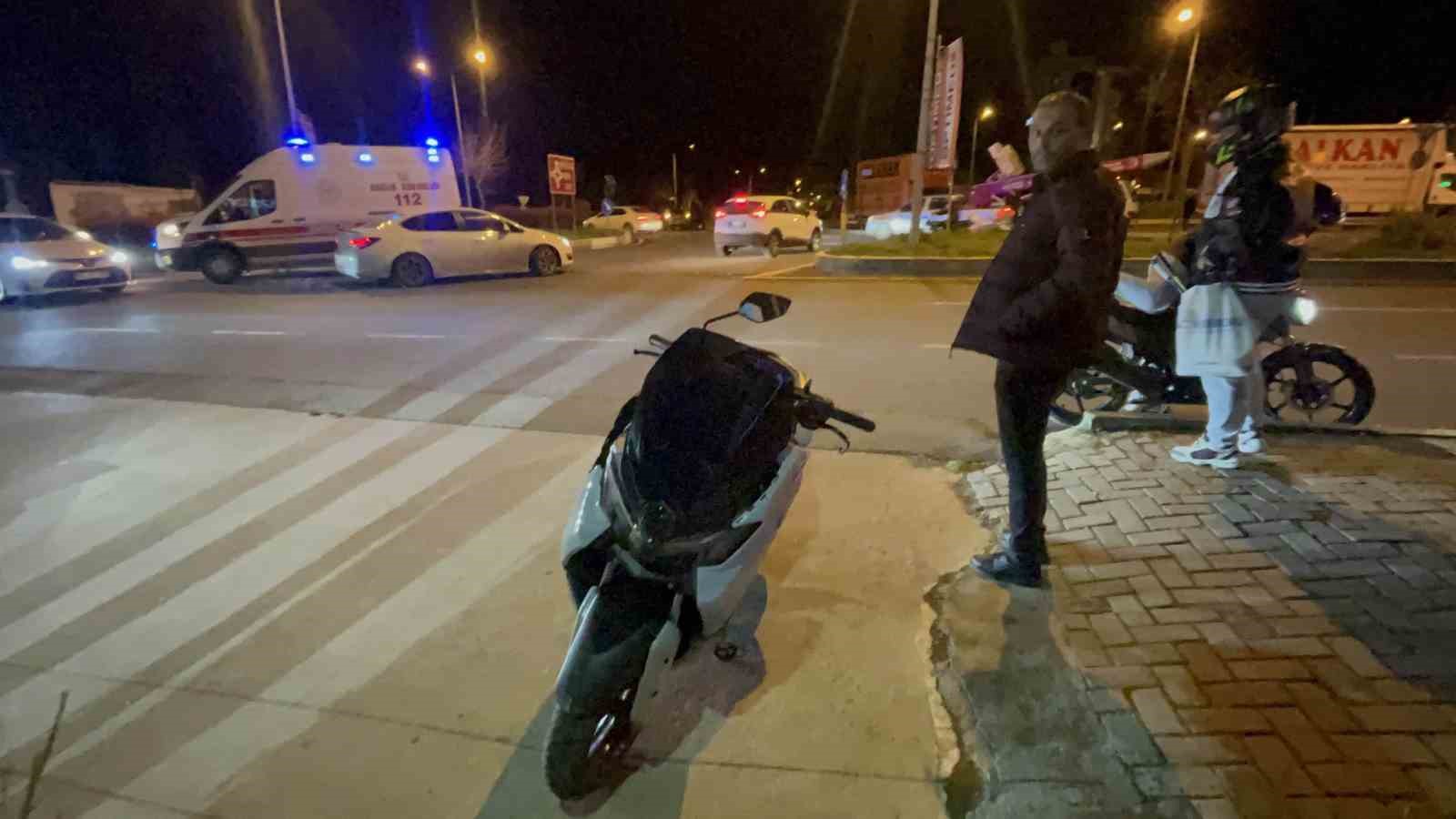motosiklet-otomobile-ok-gibi-saplandi-kaza-ani-kamerada