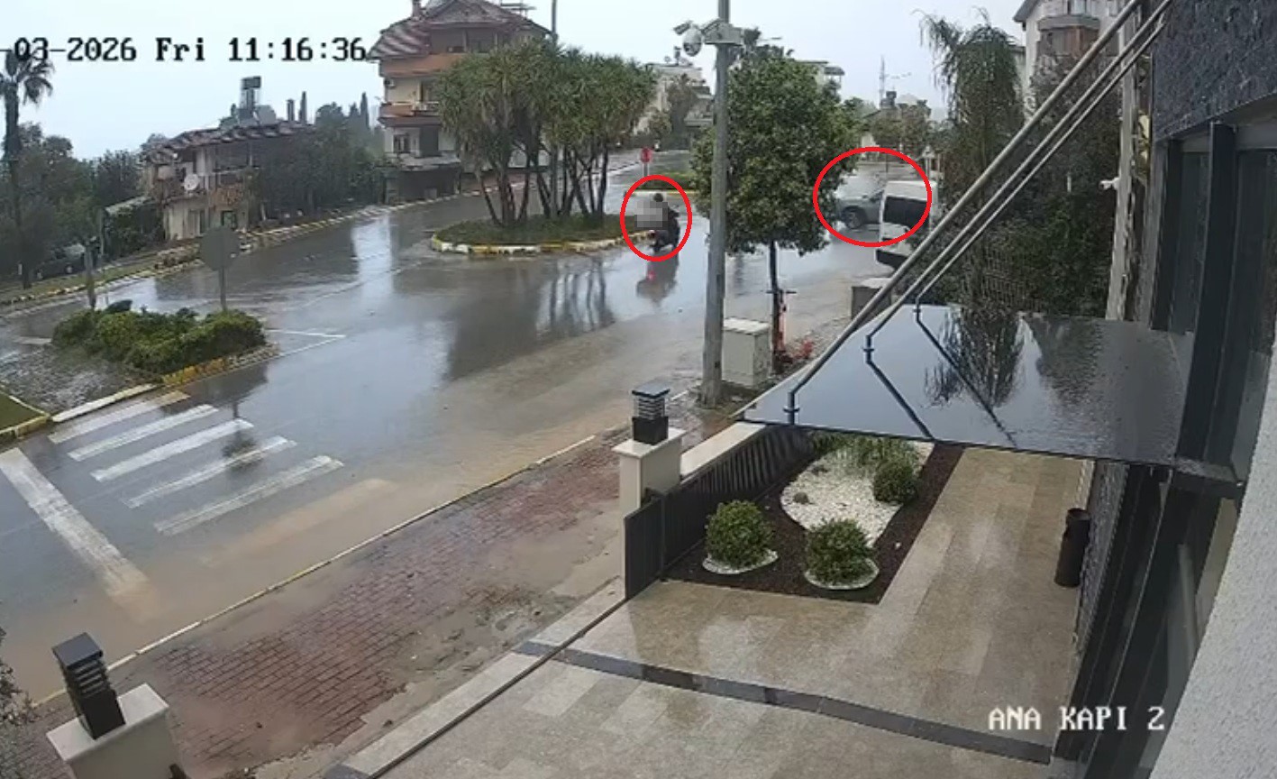 otomobil-ile-motosikletin-carpisma-ani-kamerada-1-yarali