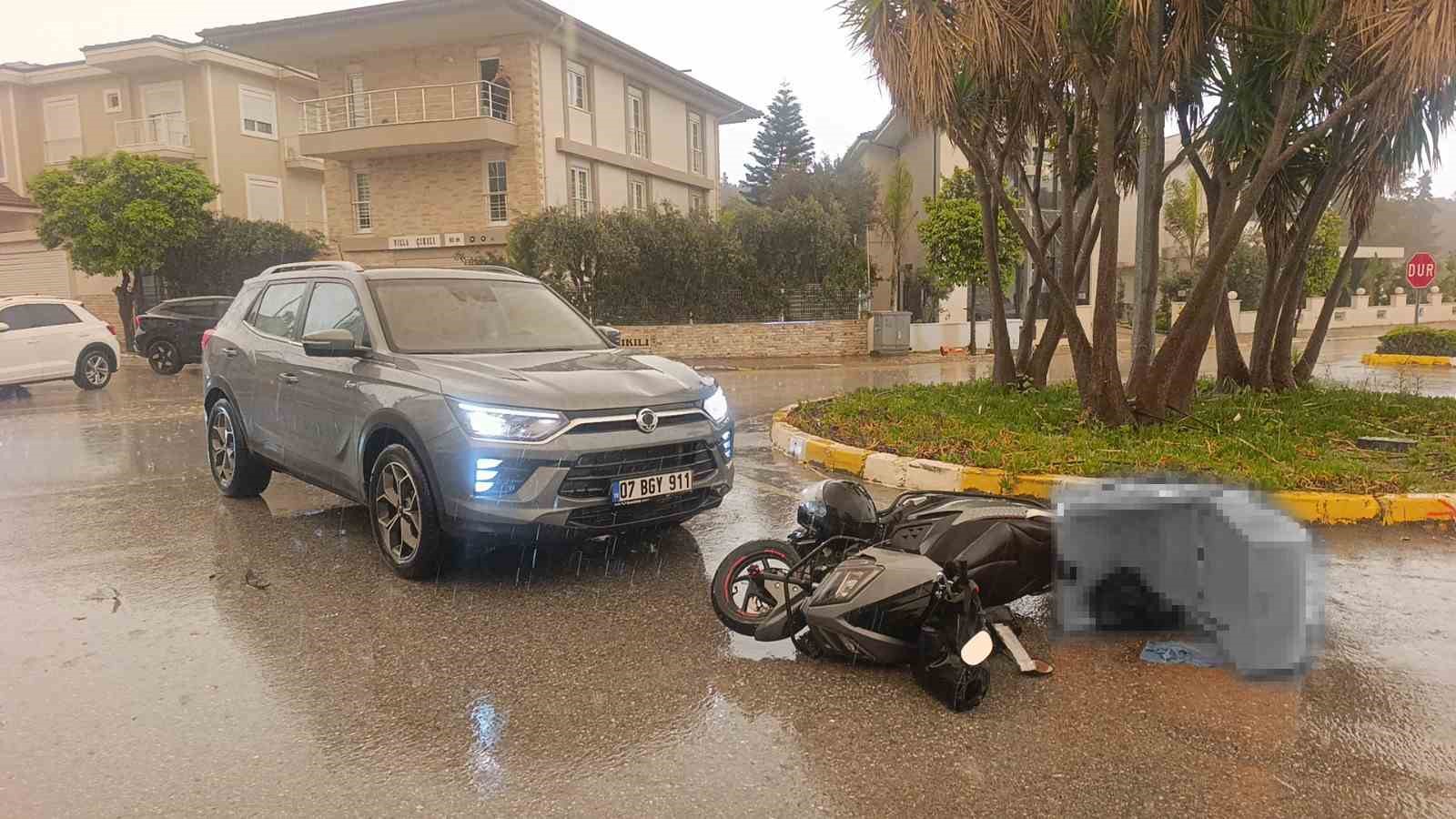 otomobil-ile-motosikletin-carpisma-ani-kamerada-1-yarali