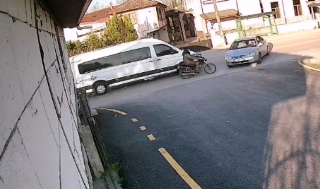 sagdan-sollayan-motosikletli-otomobile-carpti-kaza-ani-kameraya-yansidi