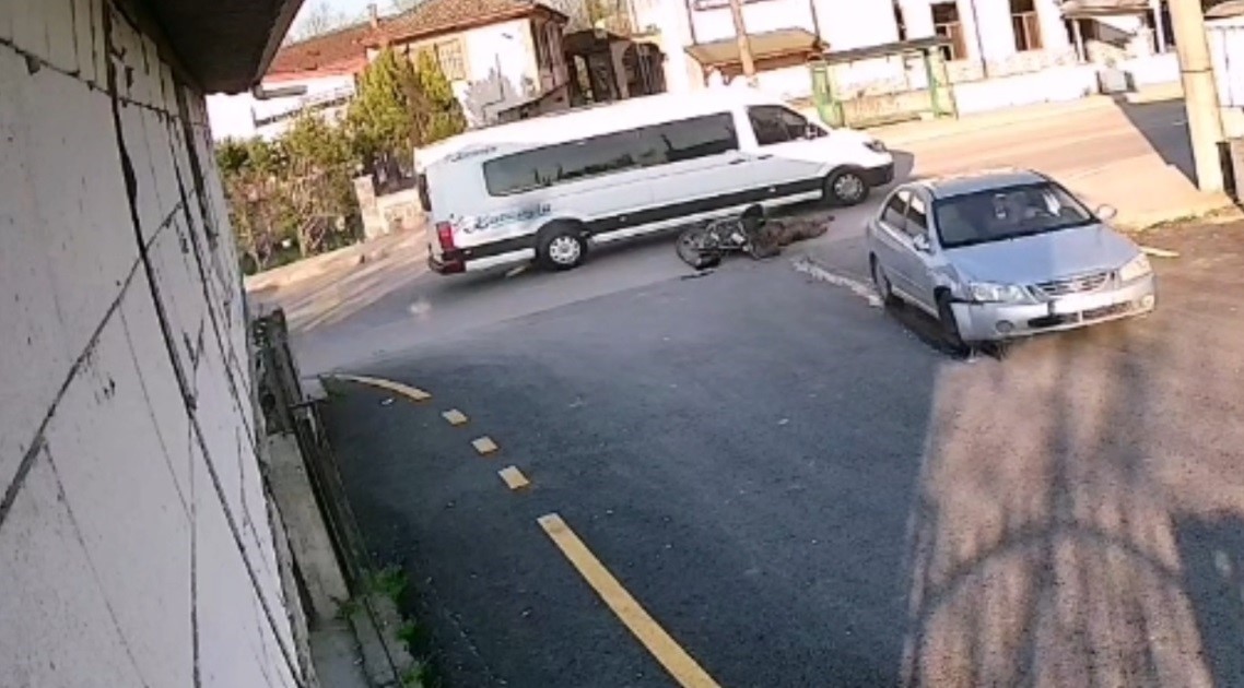 sagdan-sollayan-motosikletli-otomobile-carpti-kaza-ani-kameraya-yansidi