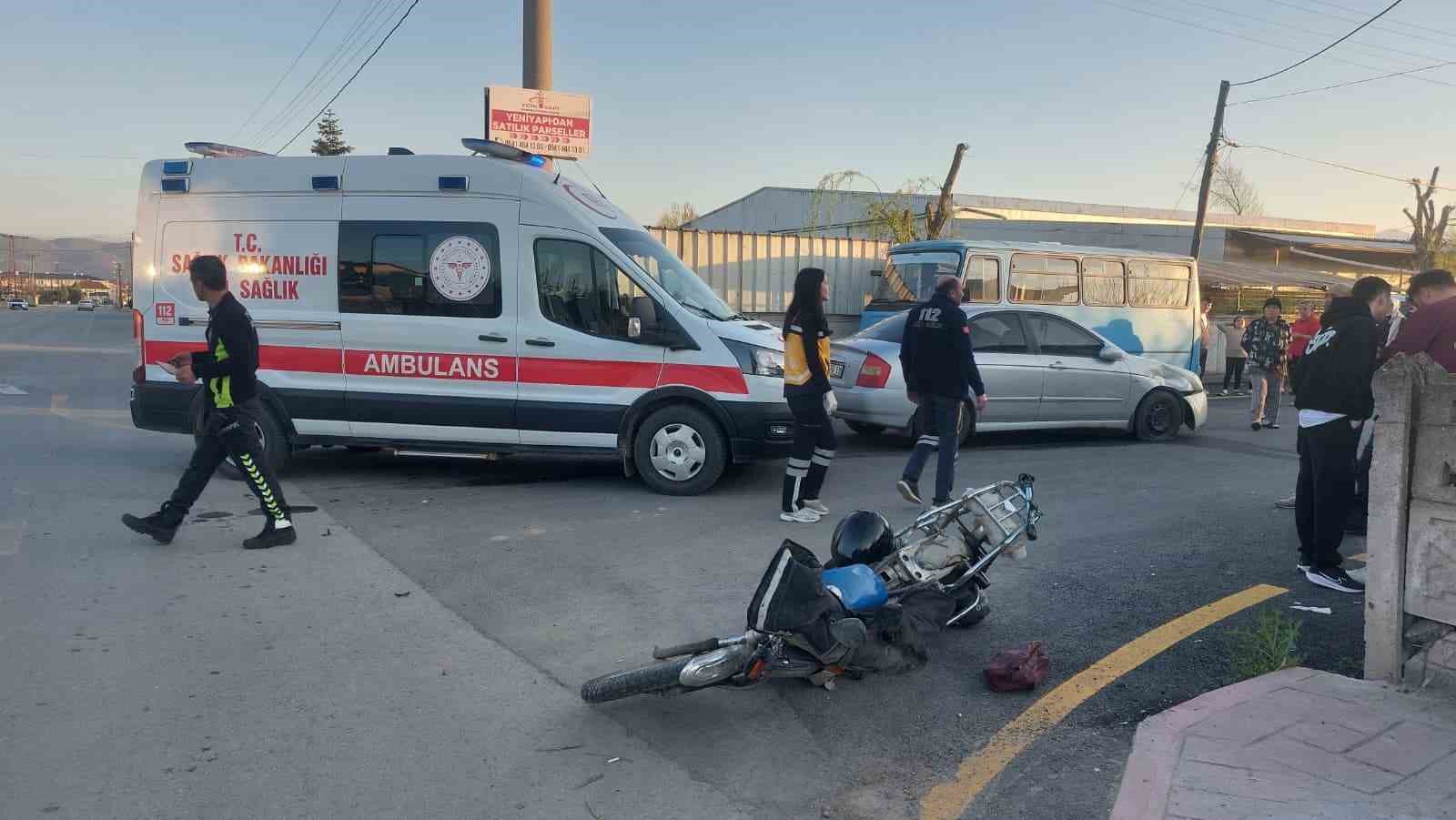 sagdan-sollayan-motosikletli-otomobile-carpti-kaza-ani-kameraya-yansidi