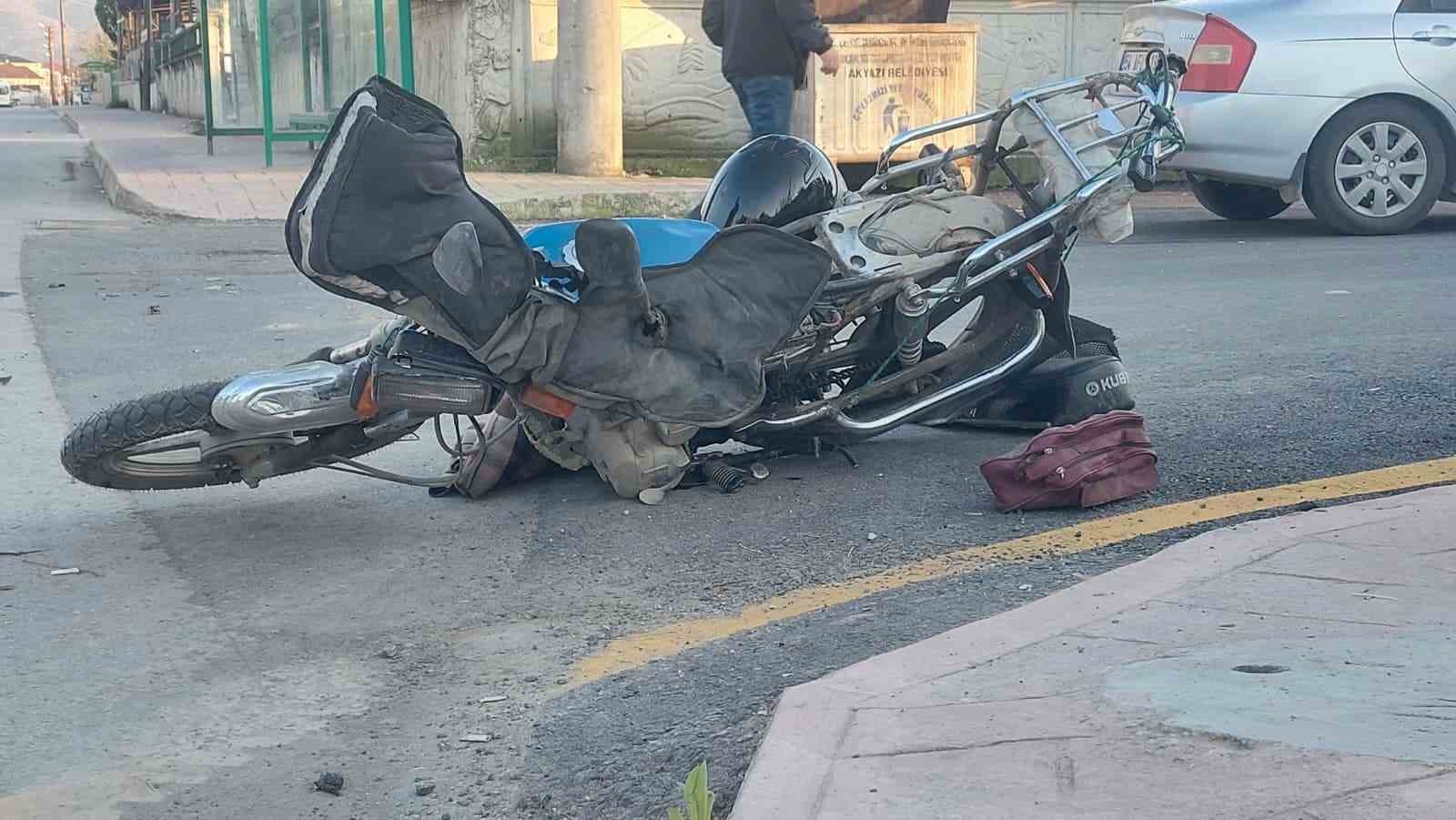sagdan-sollayan-motosikletli-otomobile-carpti-kaza-ani-kameraya-yansidi