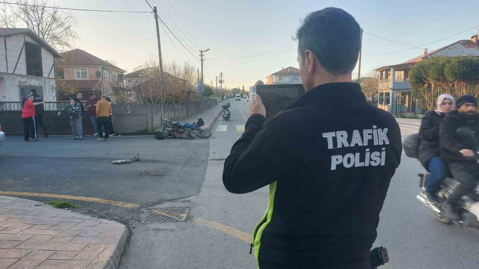 sagdan-sollayan-motosikletli-otomobile-carpti-kaza-ani-kameraya-yansidi