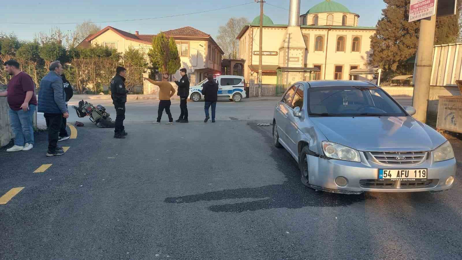 sagdan-sollayan-motosikletli-otomobile-carpti-kaza-ani-kameraya-yansidi