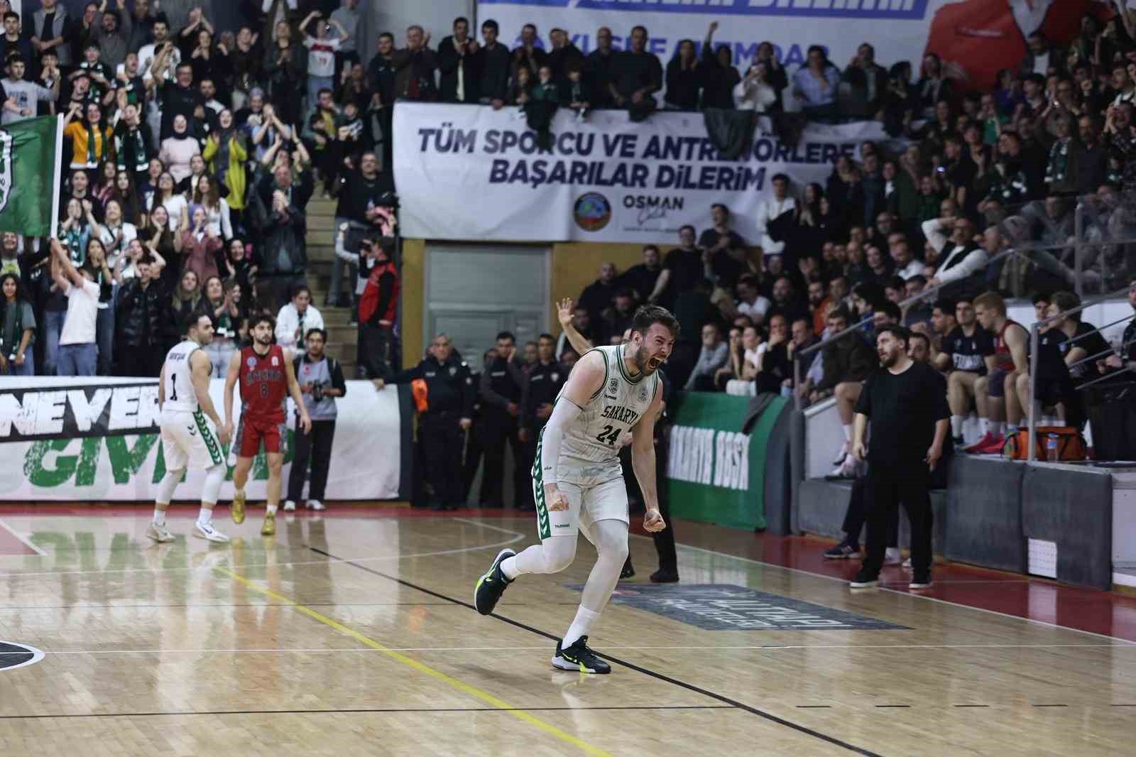 sakarya-buyuksehir-basketbol-play-off-serisine-galibiyetle-basladi