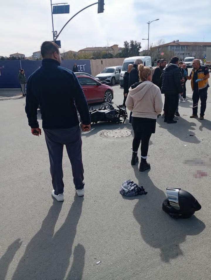 silivride-isik-ihlali-yapan-otomobil-surucusu-motosikletle-carpisti