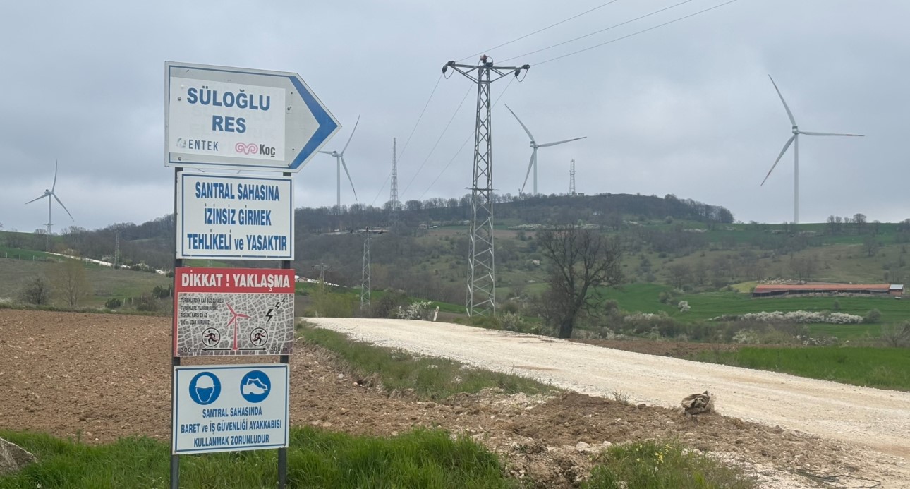 sinir-hattinda-ruzgar-turbini-parcalandi-siddetli-ruzgar-koyde-panige-yol-acti