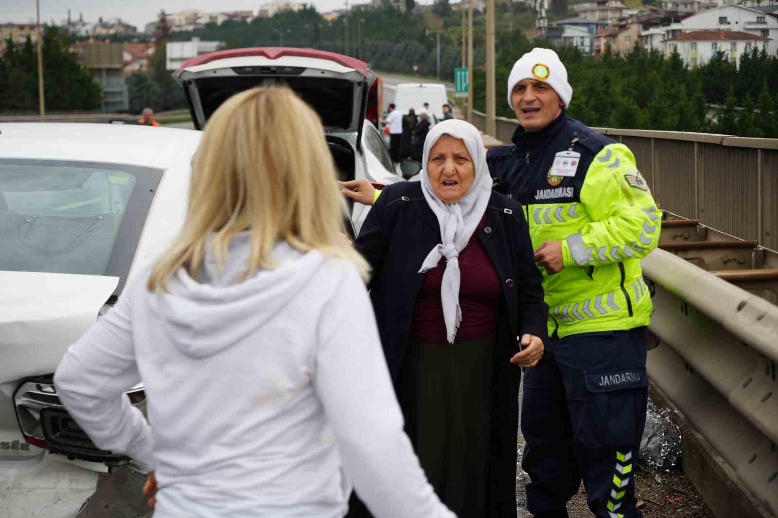 tem-otoyolunda-yola-dokulen-atiklar-sonucu-zincirleme-kaza-7-arac-birbirine-girdi