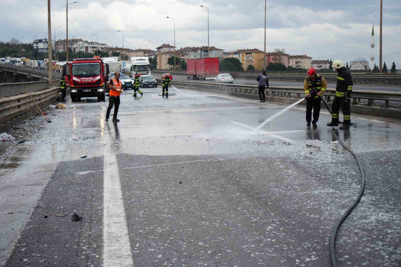 tem-otoyolunda-yola-dokulen-atiklar-sonucu-zincirleme-kaza-7-arac-birbirine-girdi