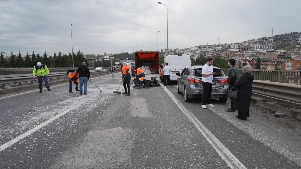 tem-otoyolunda-yola-dokulen-atiklar-sonucu-zincirleme-kaza-7-arac-birbirine-girdi
