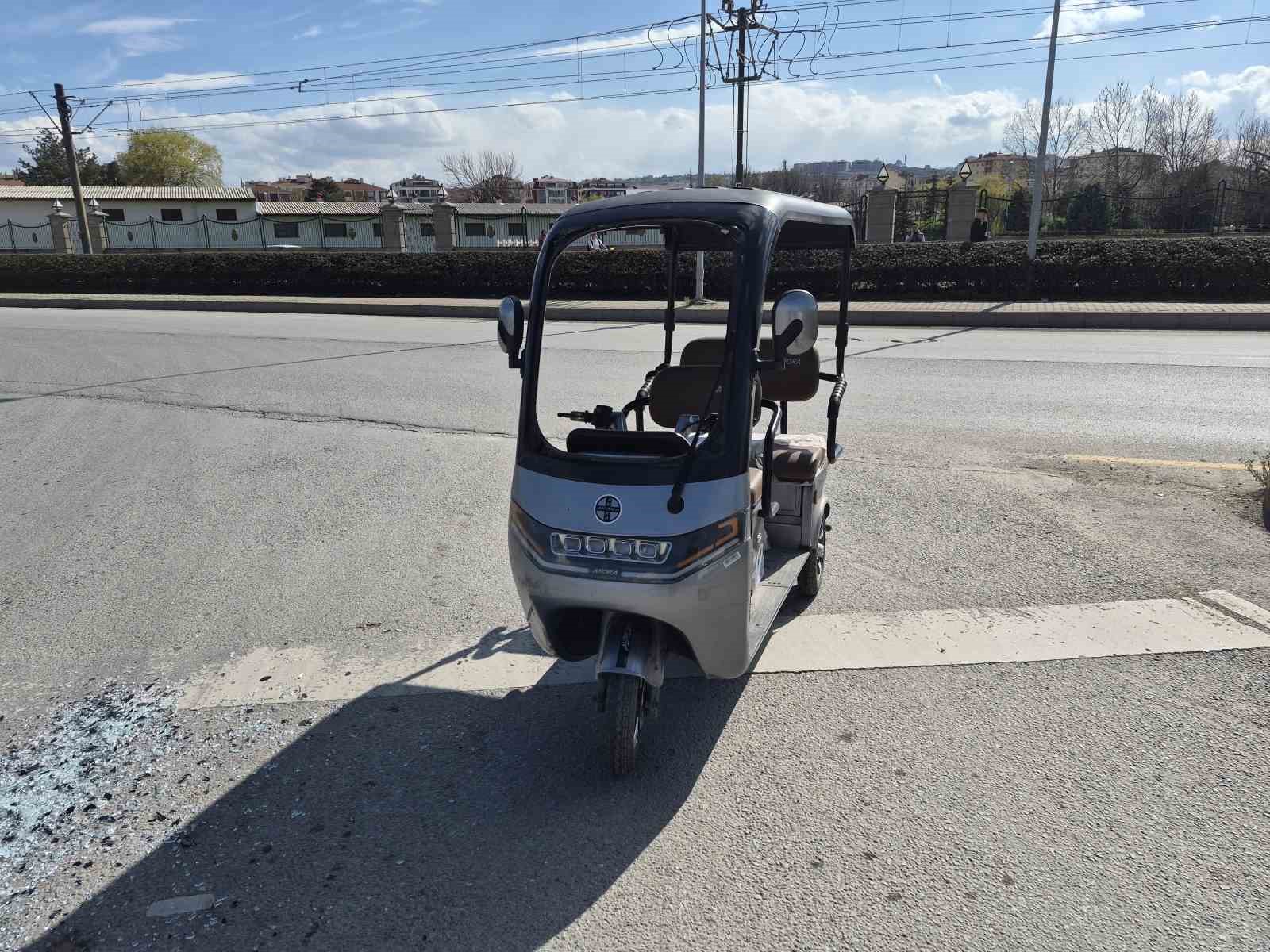 ters-yone-girmeye-calisan-uc-tekerlekli-elektrikli-arac-kaza-yapti