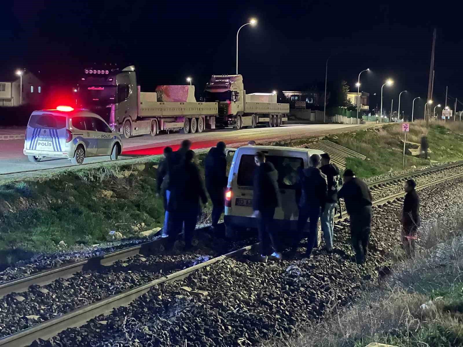 yolu-karistirip-tren-raylarina-giren-surucunun-tehlikeli-anlari