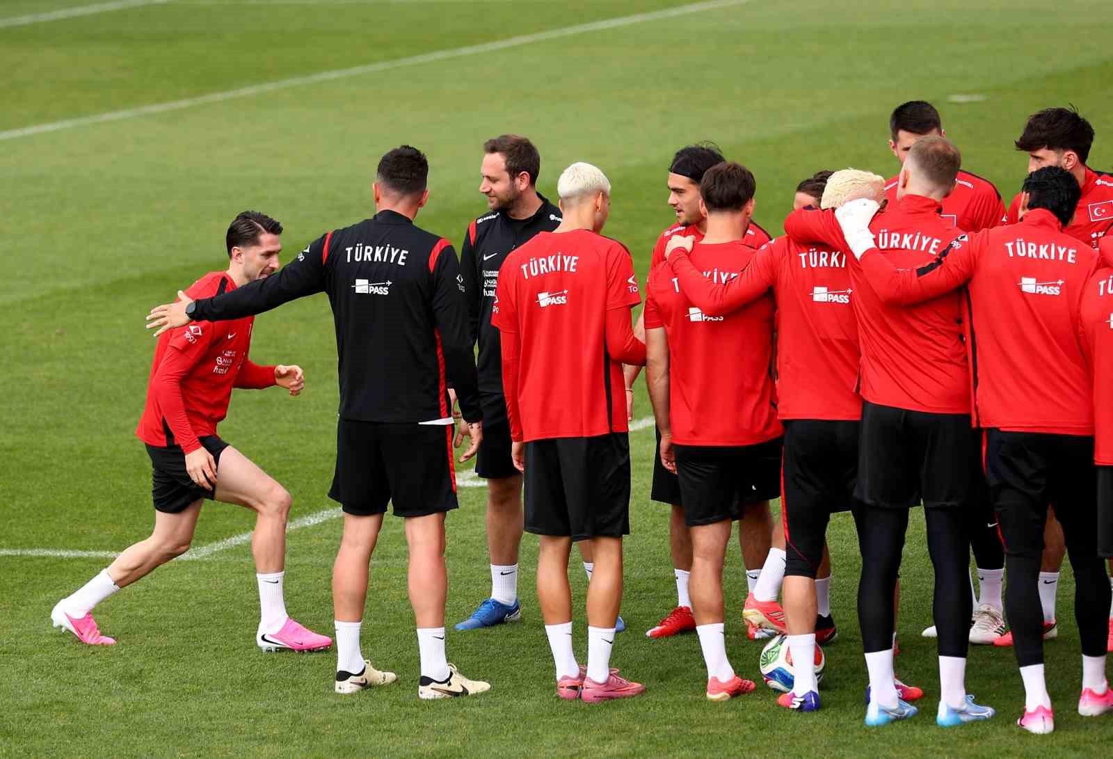 a-milli-futbol-takimi-kuzey-makedonya-maci-hazirliklarini-tamamladi