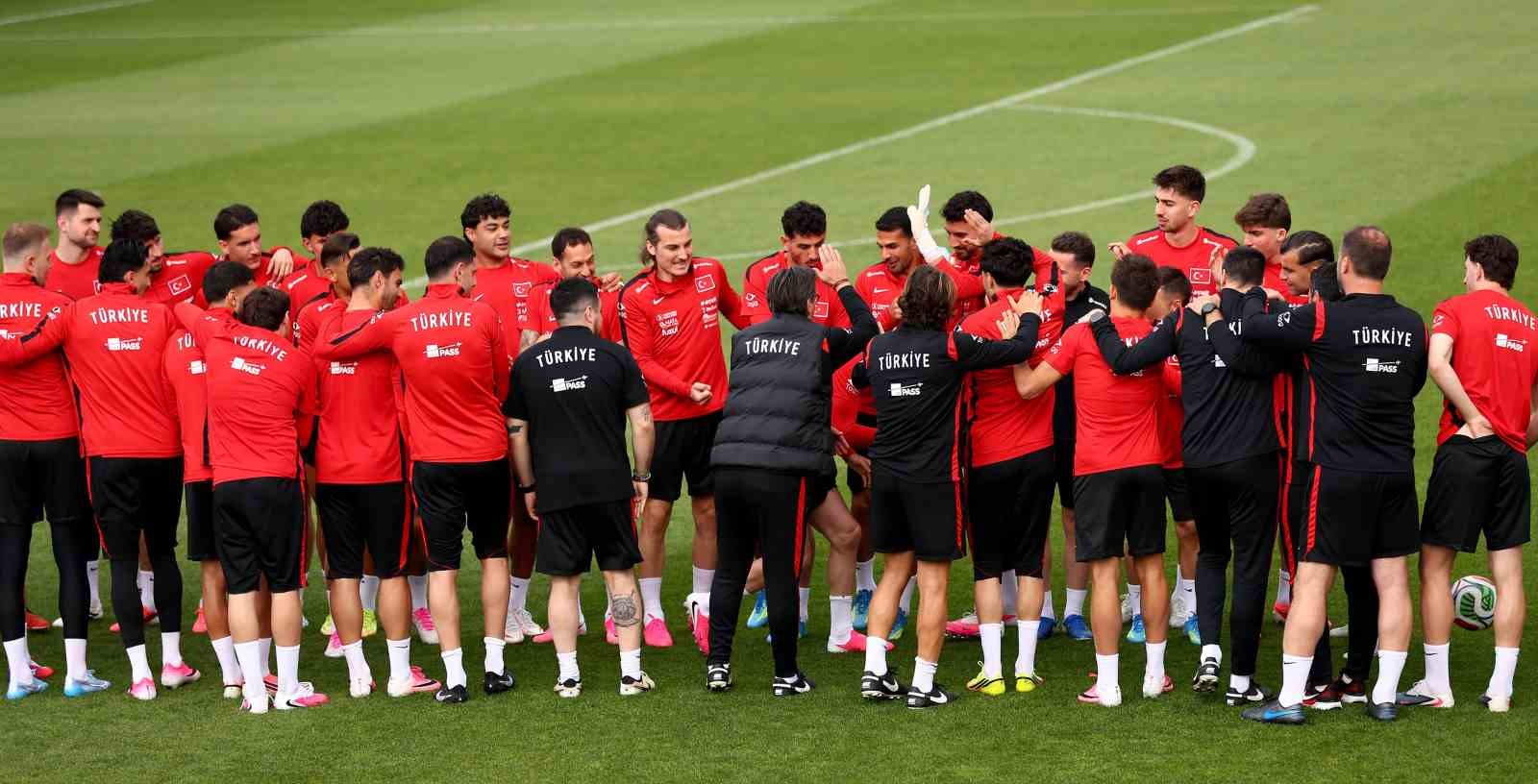 a-milli-futbol-takimi-kuzey-makedonya-maci-hazirliklarini-tamamladi