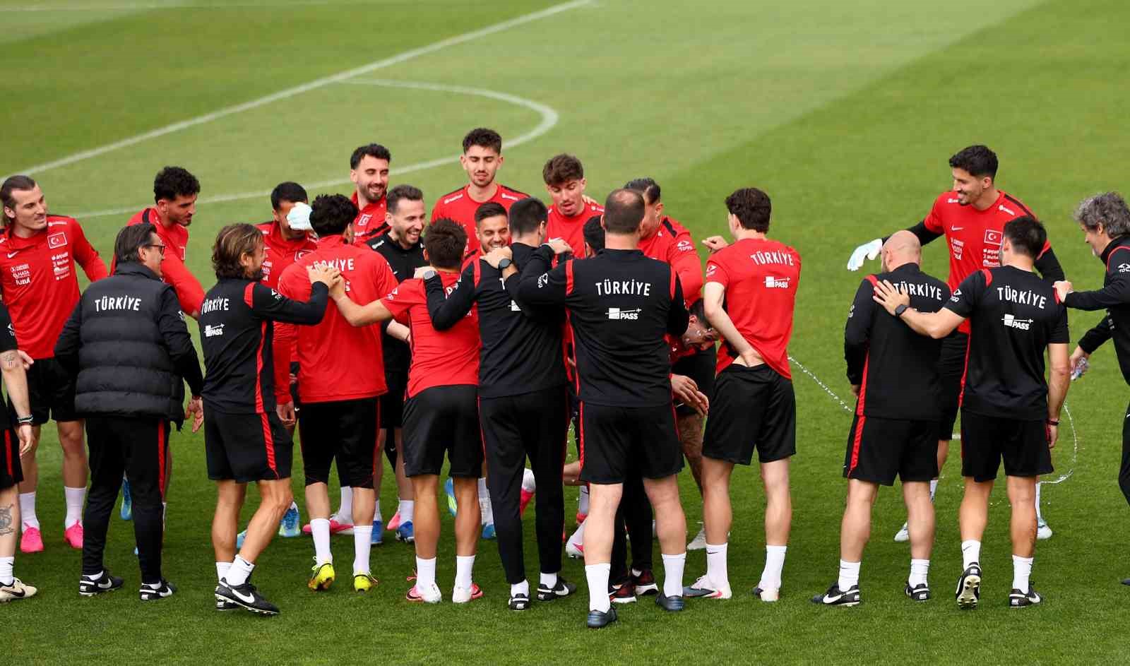 a-milli-futbol-takimi-kuzey-makedonya-maci-hazirliklarini-tamamladi