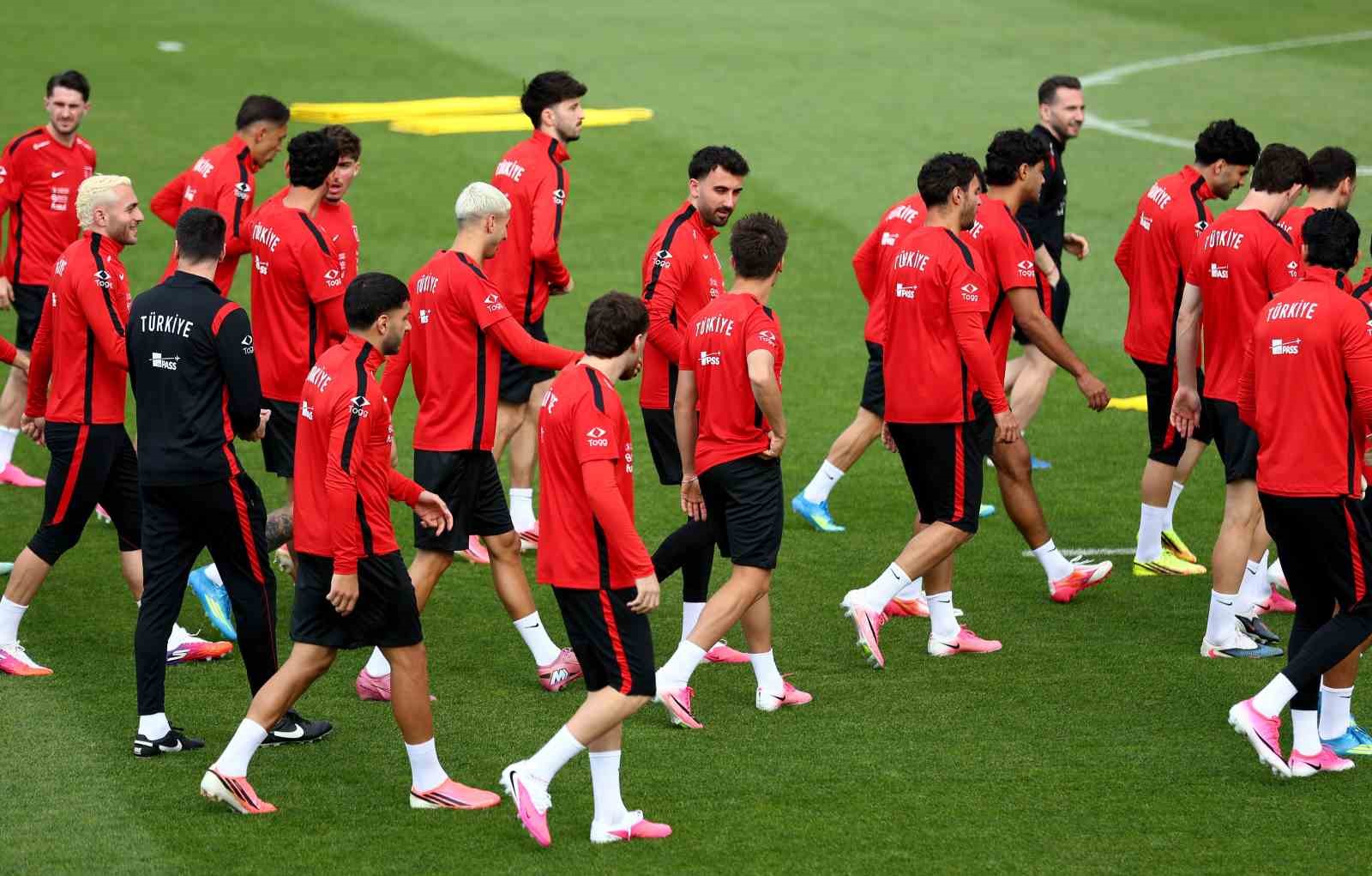 a-milli-futbol-takimi-kuzey-makedonya-maci-hazirliklarini-tamamladi