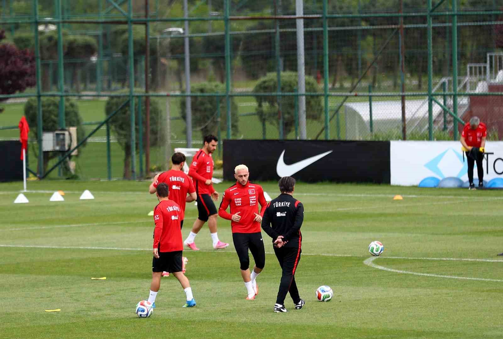 a-milli-futbol-takimi-kuzey-makedonya-maci-hazirliklarini-tamamladi