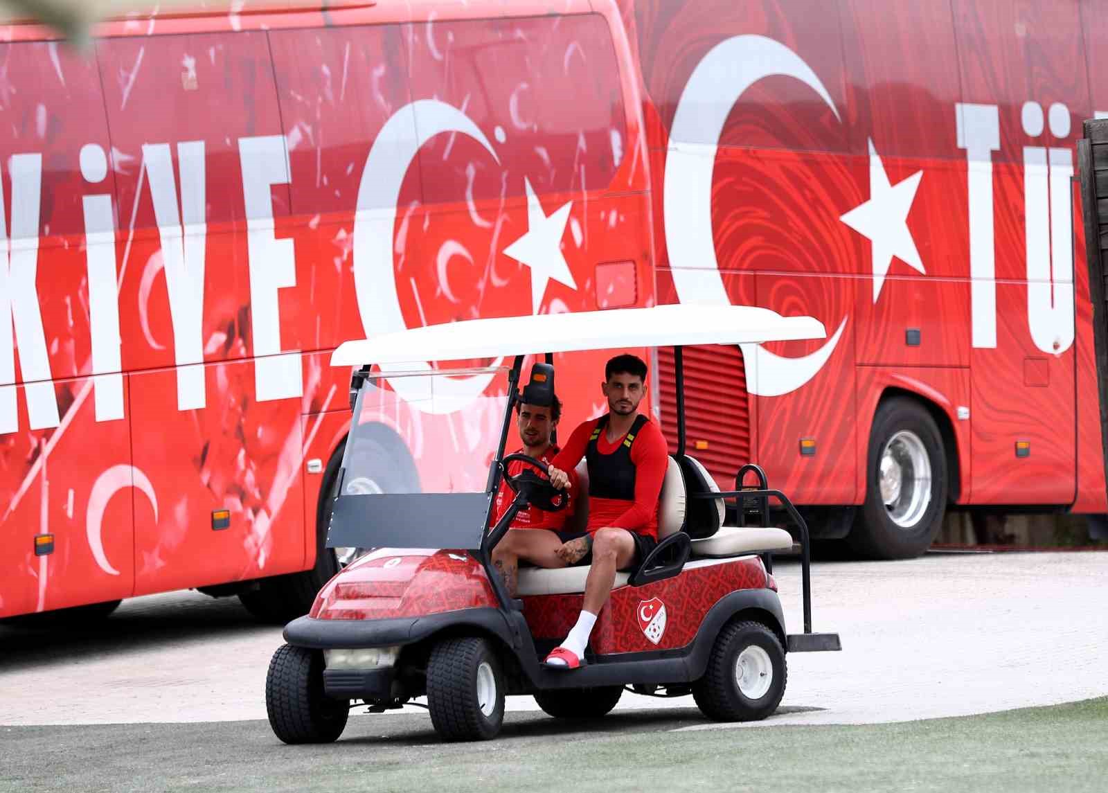 a-milli-futbol-takimi-kuzey-makedonya-maci-hazirliklarini-tamamladi
