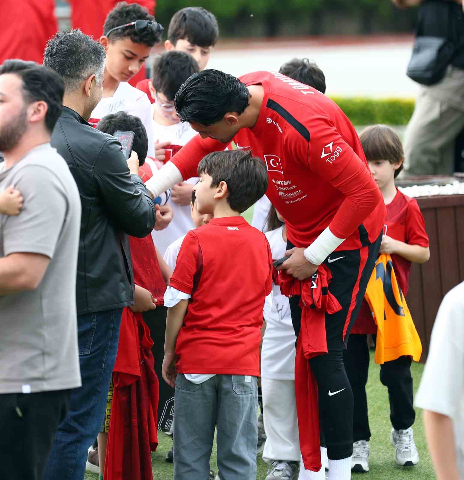 a-milli-futbol-takimi-kuzey-makedonya-maci-hazirliklarini-tamamladi