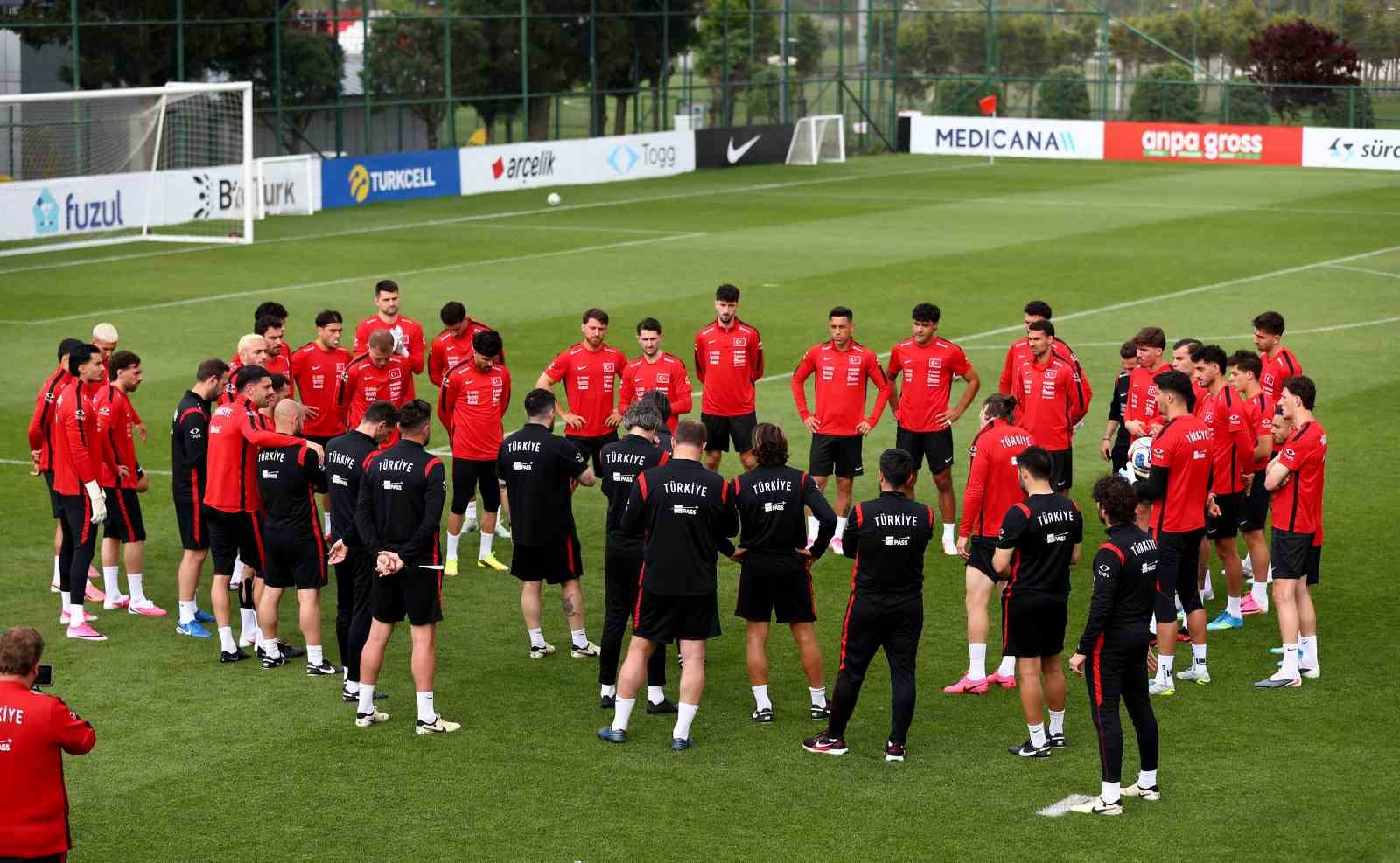 a-milli-futbol-takimi-kuzey-makedonya-maci-hazirliklarini-tamamladi
