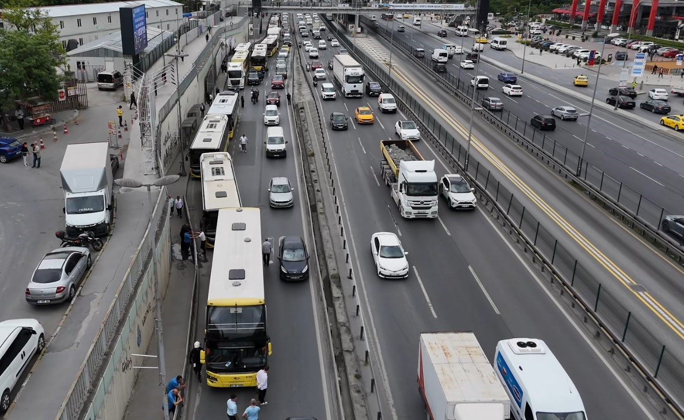 bahcelievlerde-iett-otobusu-arizalandi-trafik-nedeniyle-vatandas-yol-ortasinda-otobus-bekledi