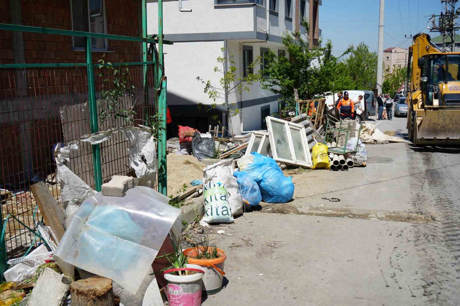 bahcesinden-12-kamyon-atik-cikti-zaten-temizleyecektim-sikayet-beni-rahatsiz-etti